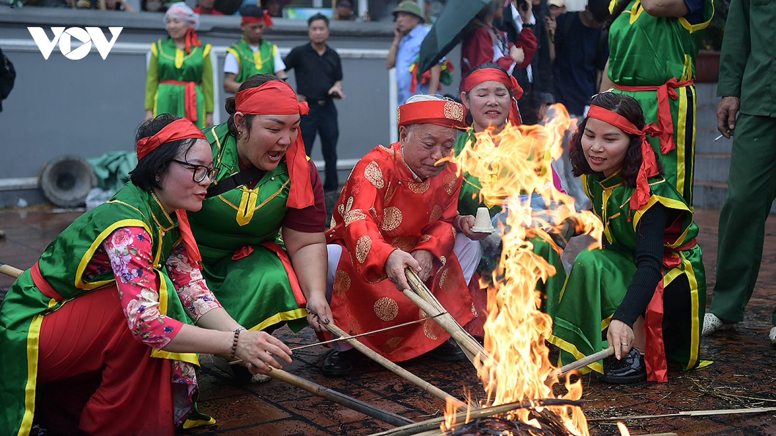 Tưng bừng lễ hội kéo lửa thổi cơm thi tại đình Thị Cấm đầu xuân Bính Ngọ 2026