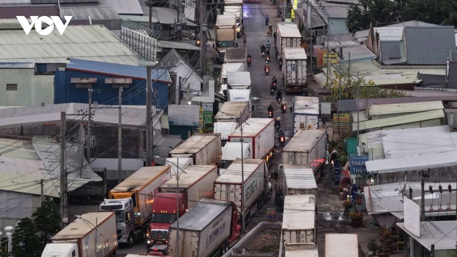 Container doanh nghiệp dừng đậu test trái cây gây ùn tắc giao thông kéo dài