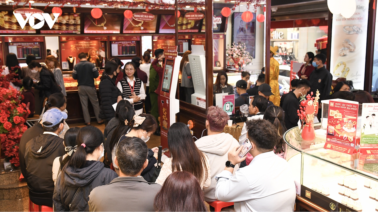 Giá vàng trong nước giảm nhưng vẫn neo cao so với thế giới