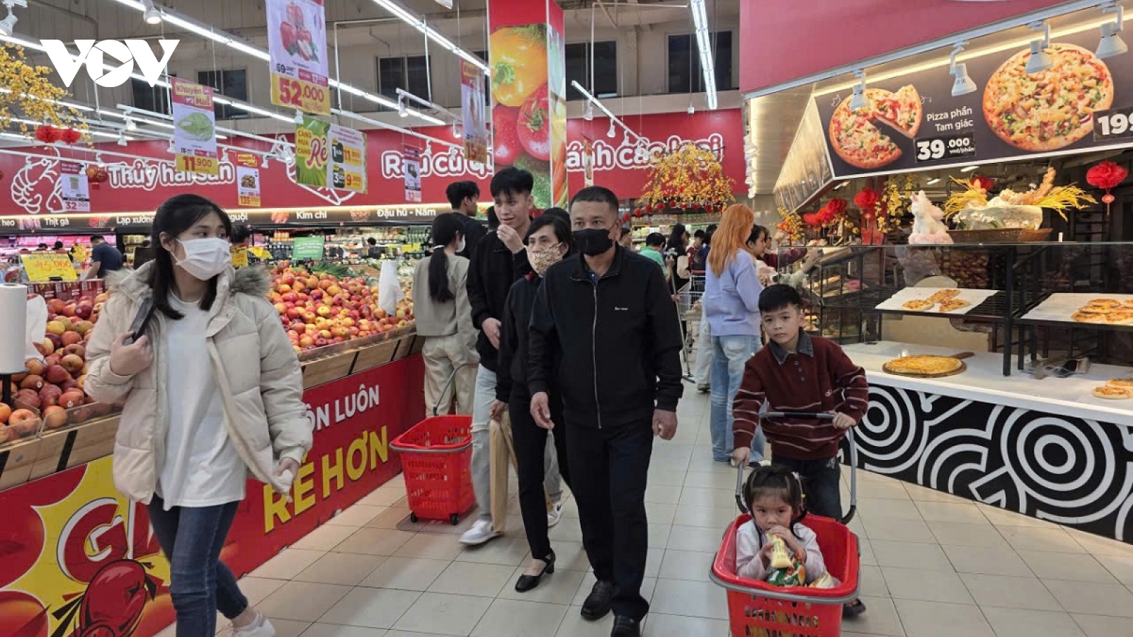 Hàng hoá mùng 6 Tết dồi dào, giá cả ổn định