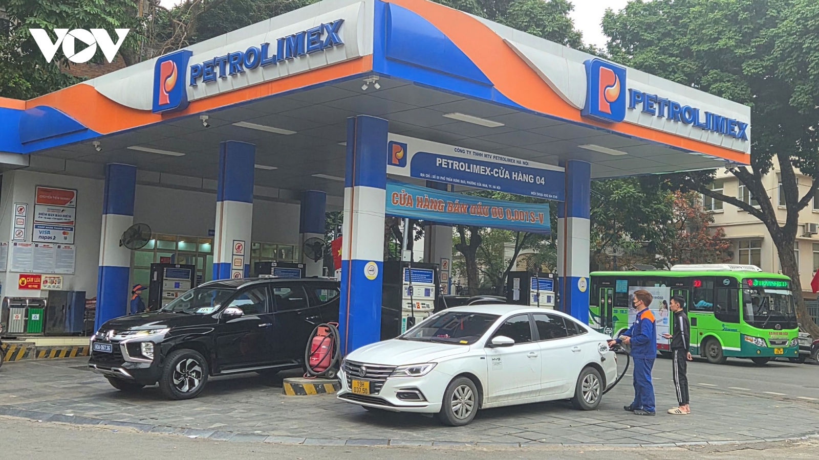 Giá xăng dầu khó lường, có người tiết giảm nhu cầu theo giá phở gà