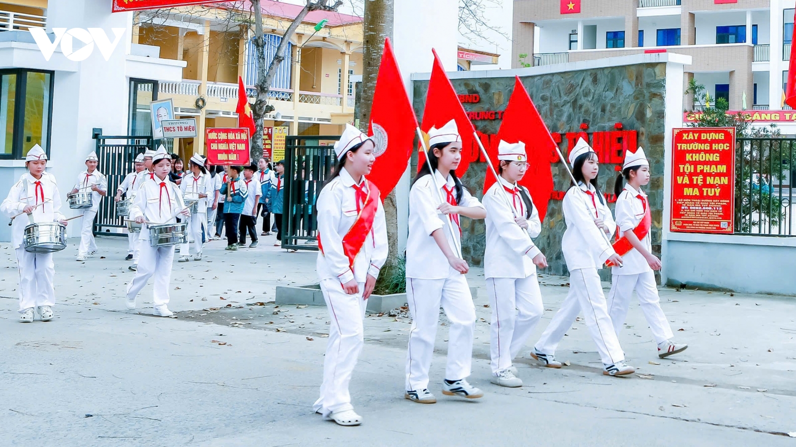 Rộn ràng ngày hội lớn qua màn diễu hành cổ động của học sinh miền núi Lào Cai