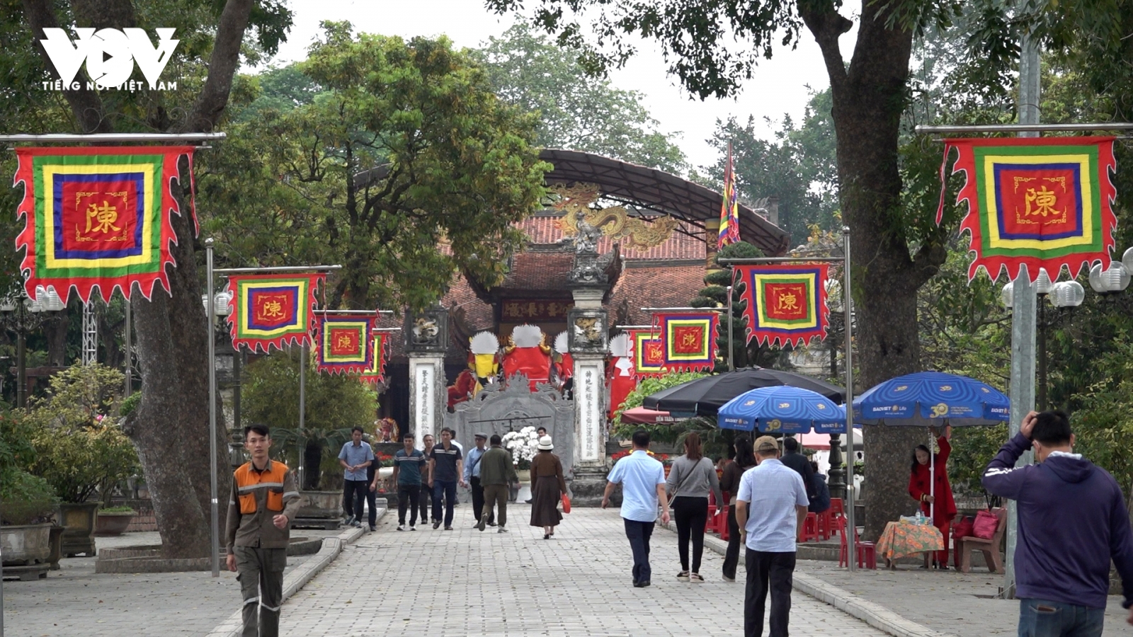 Tấp nập người dân đi lễ, xin lộc Đền Trần Thương ngày Rằm tháng Giêng