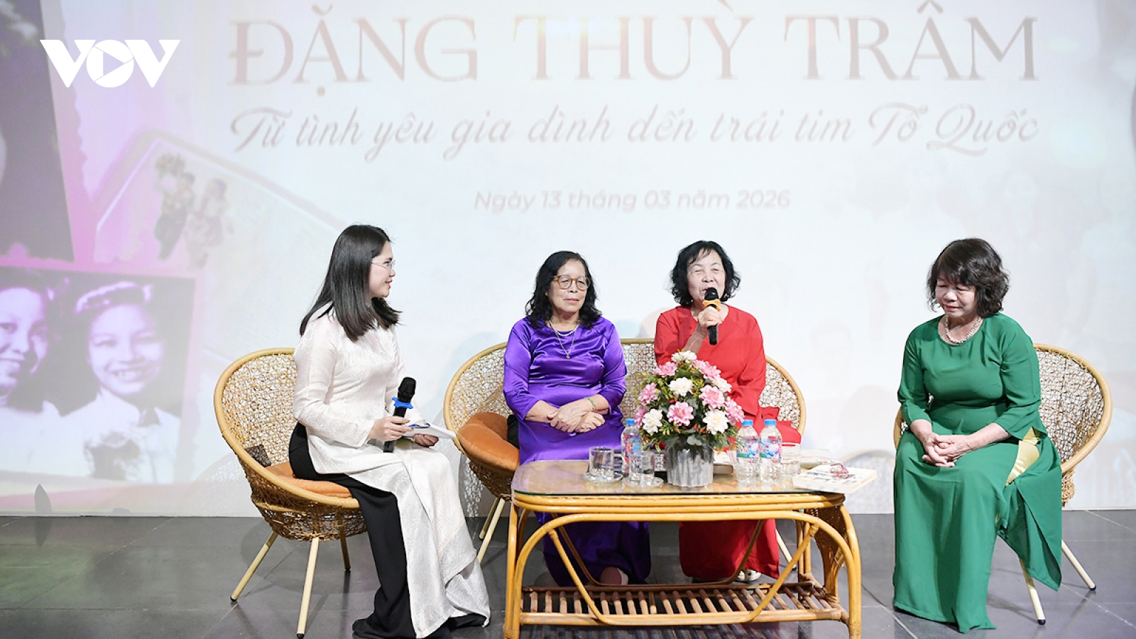 Gia đình liệt sĩ, bác sĩ Đặng Thùy Trâm trao tặng kỷ vật cho bảo tàng Hà Nội