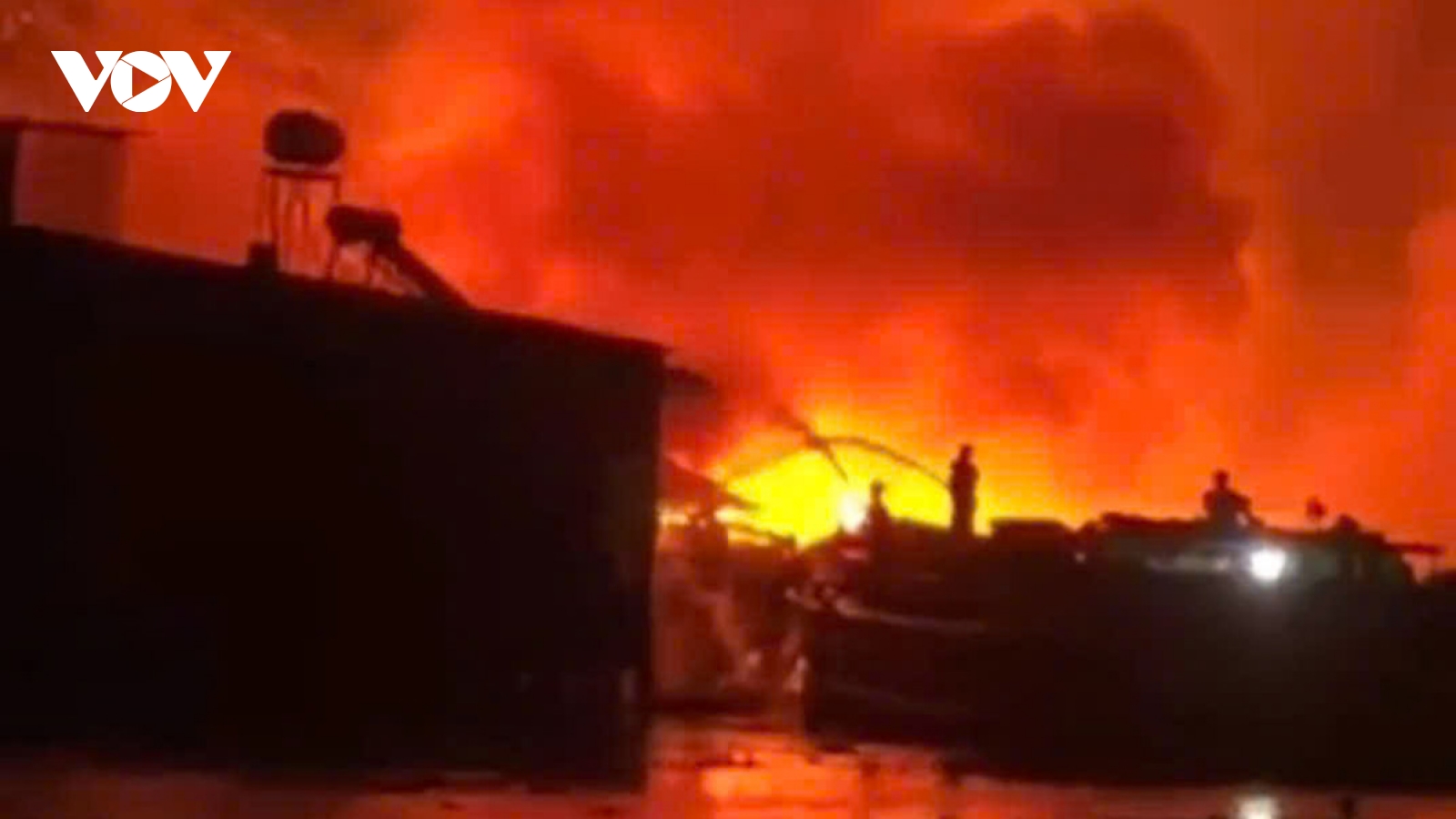 Cháy kho giấy trong đêm ở Đồng Tháp