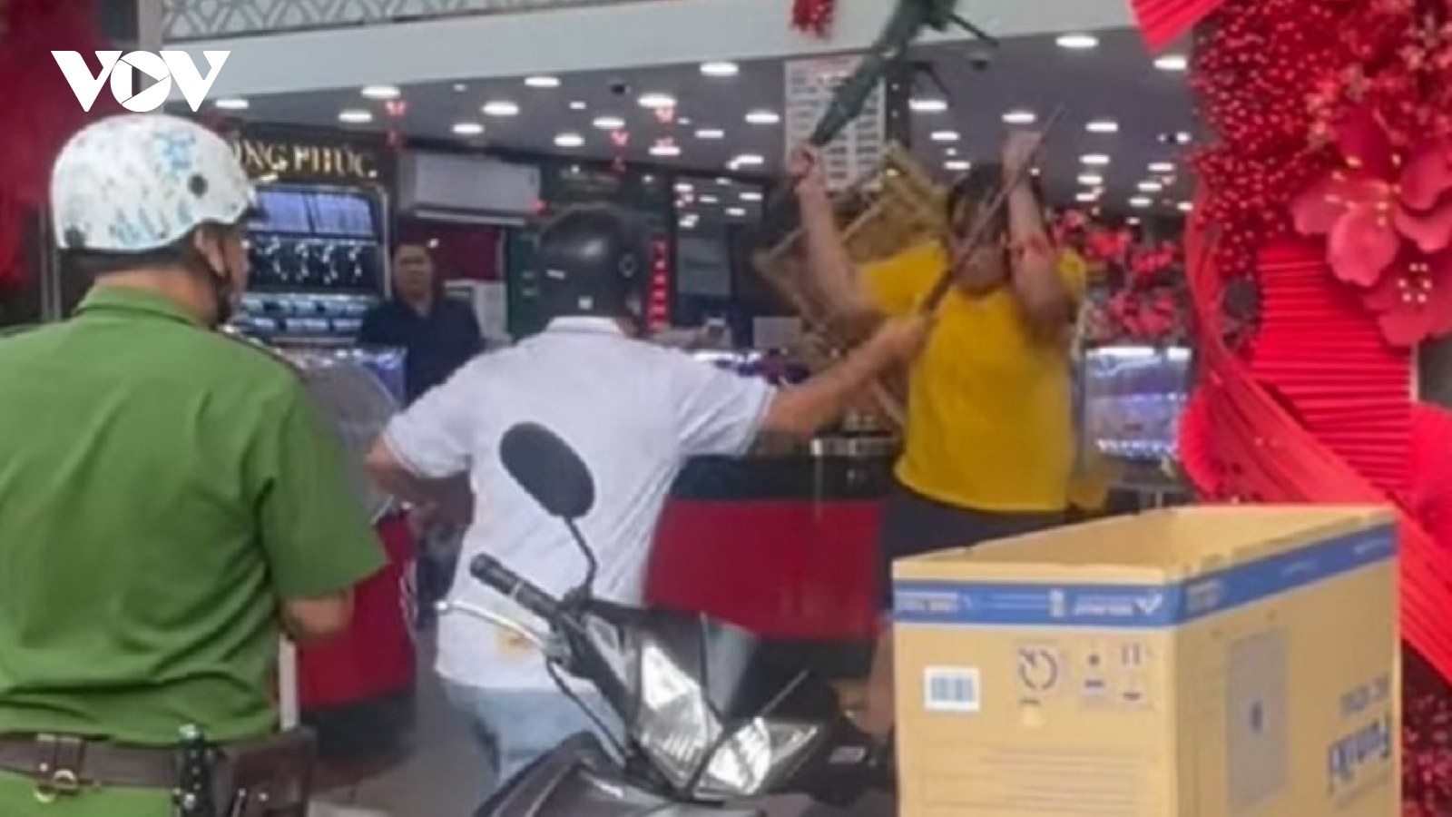 Công an khống chế đối tượng vào tiệm vàng “quậy” ở Đồng Tháp