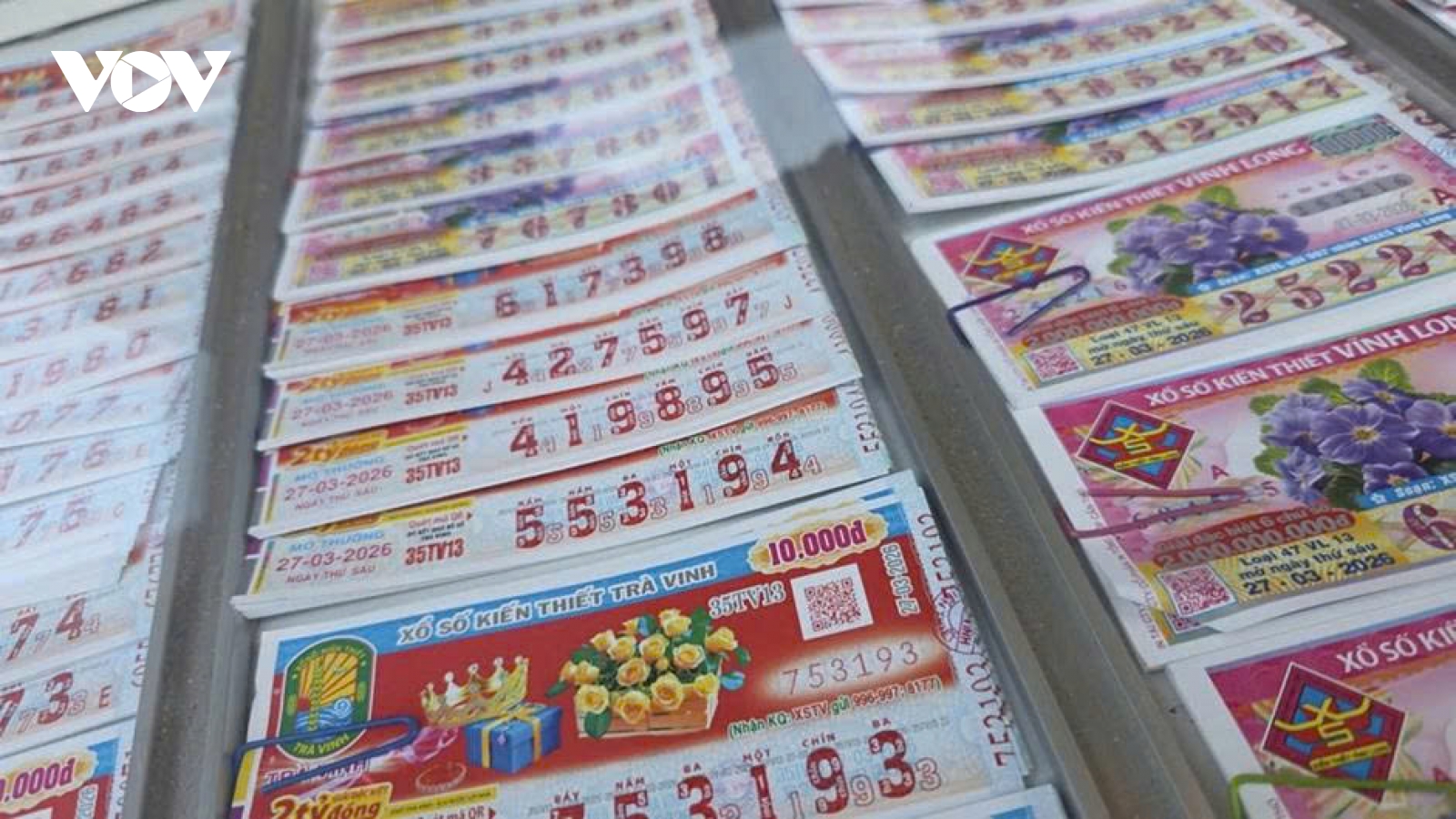 Người bán vé số dạo chật vật mưu sinh trước những “luật ngầm”