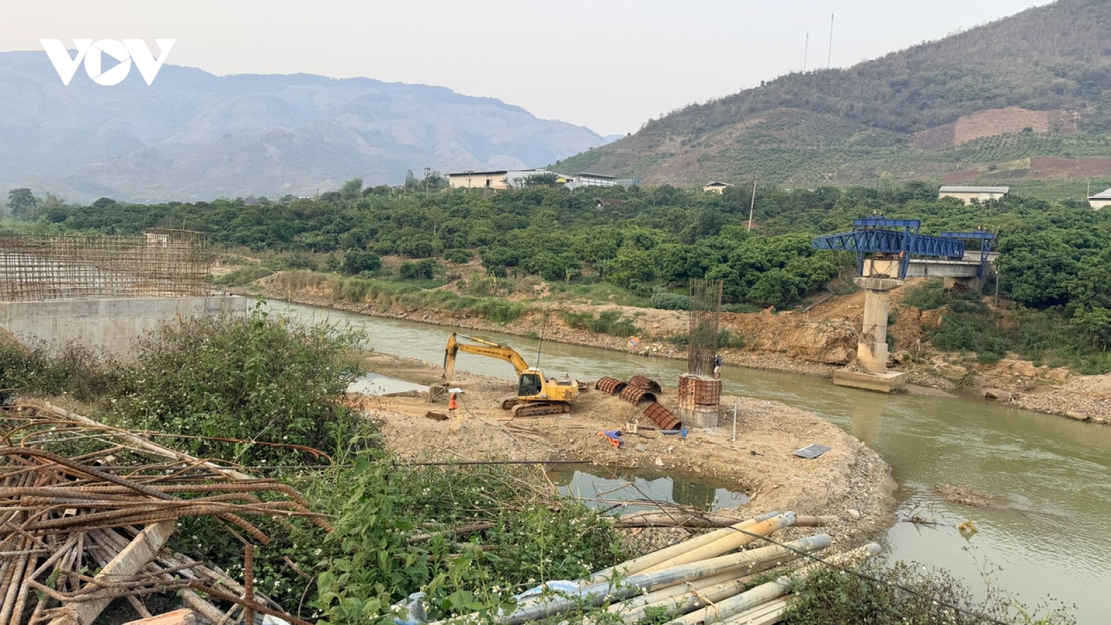 Chậm tiến độ thi công cầu làm ảnh hưởng hàng nghìn người dân ở Sông Mã