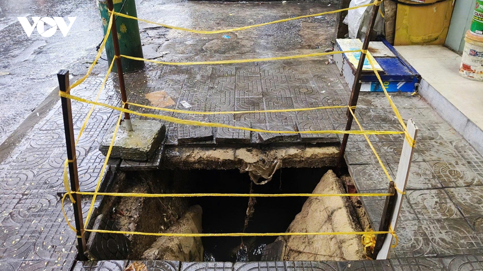 Vỉa hè tại Đà Nẵng bất ngờ sụt lún tạo thành hố sâu