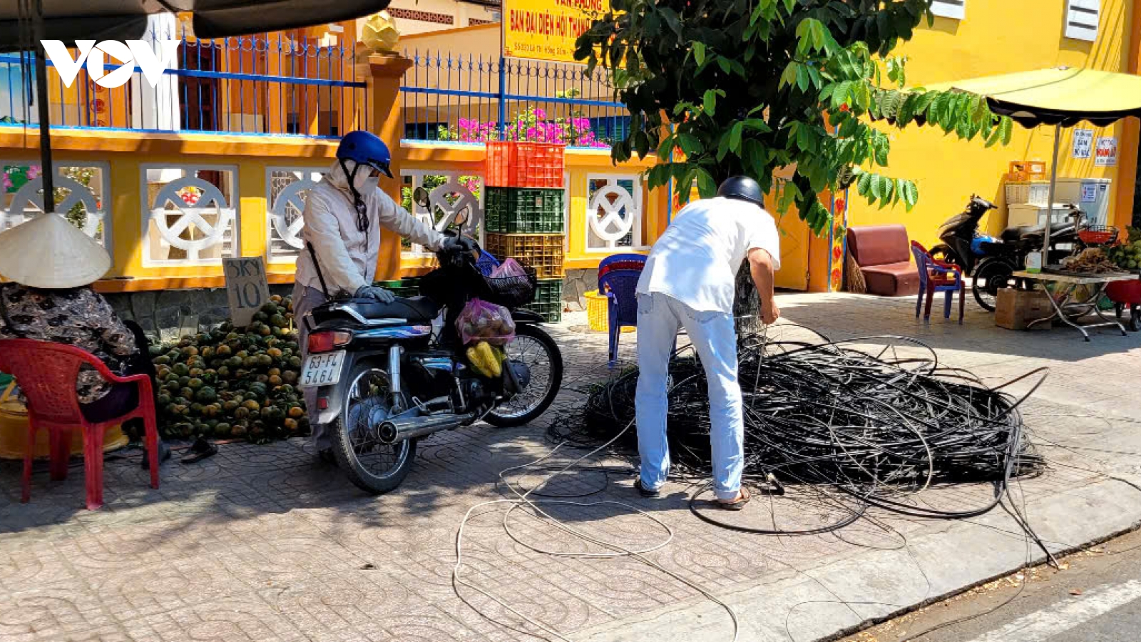 Dây dẫn ngổn ngang nằm ngổn ngang trên lề đường, người dân bức xúc