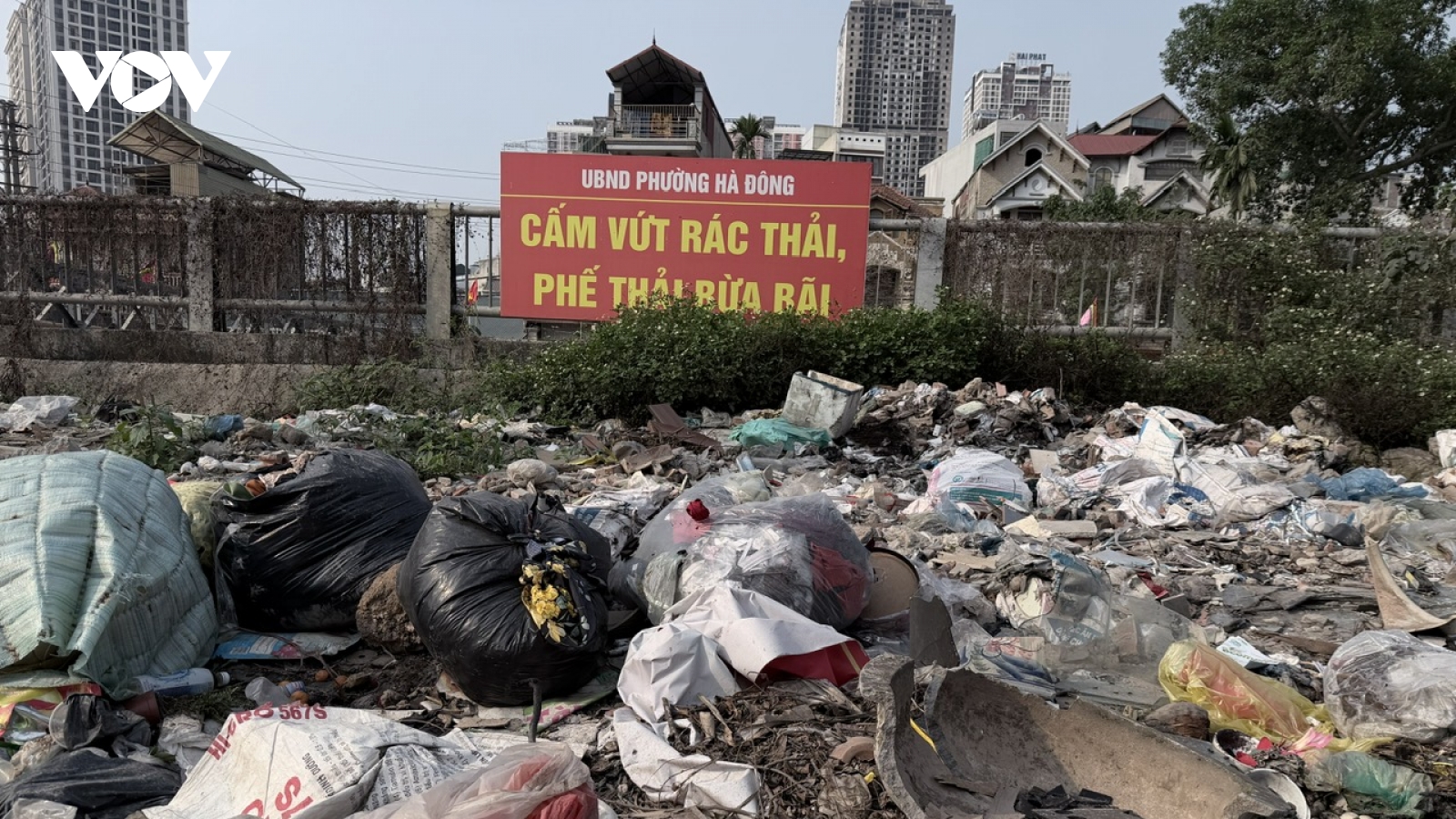 Hà Nội: Rác thải bủa vây đường Ngô Quyền, kênh tắc nghẽn, môi trường ô nhiễm