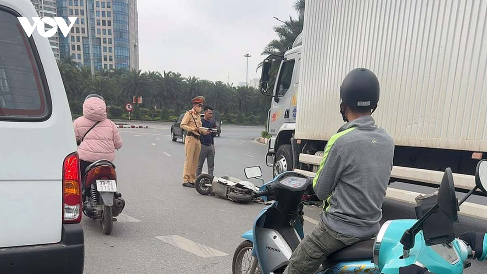 Một người tử vong sau khi va chạm với xe tải tại đường Phạm Hùng