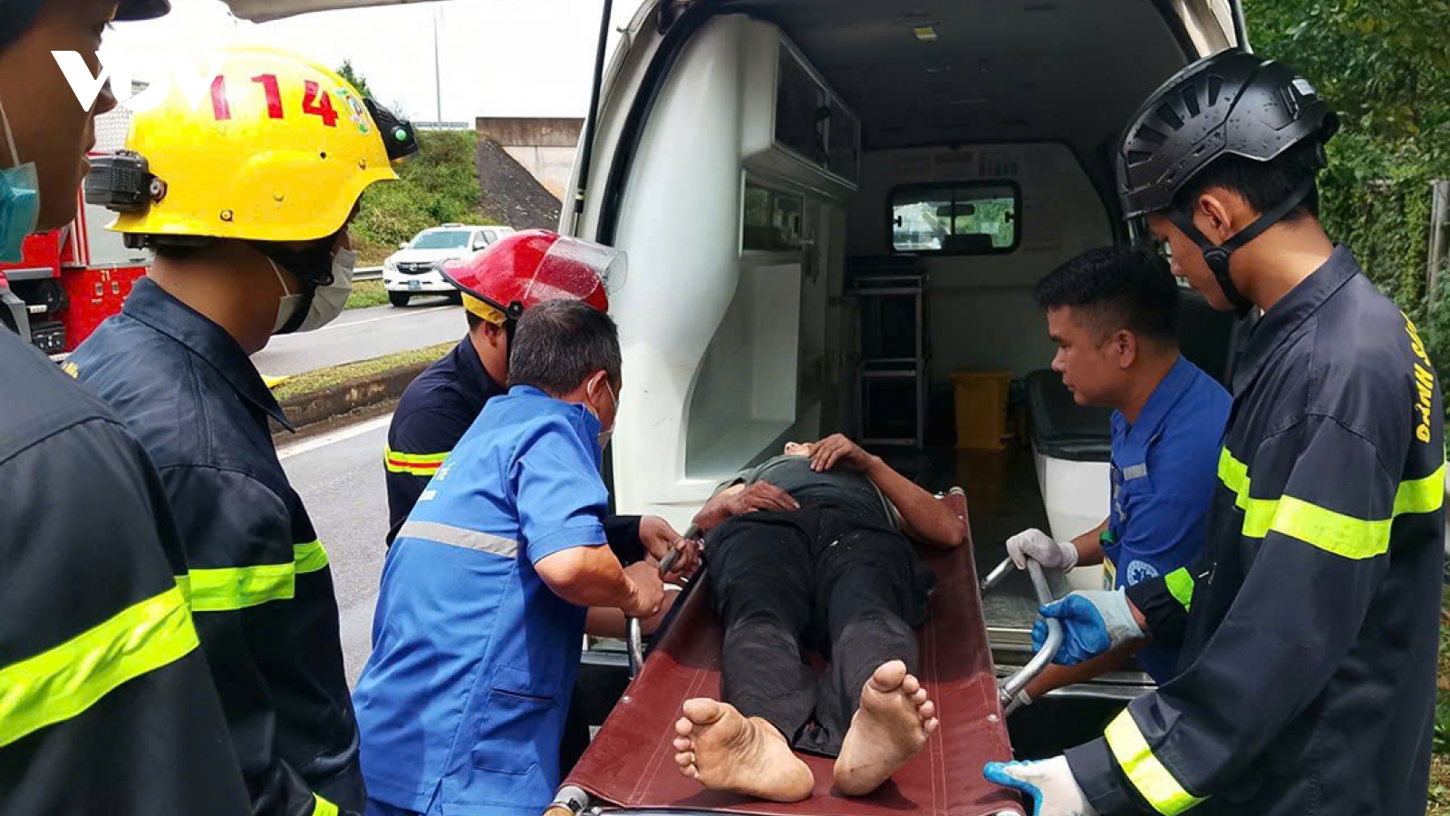 Đà Nẵng: Giải cứu tài xế mắc kẹt trong canbin ô tô sau tai nạn giao thông