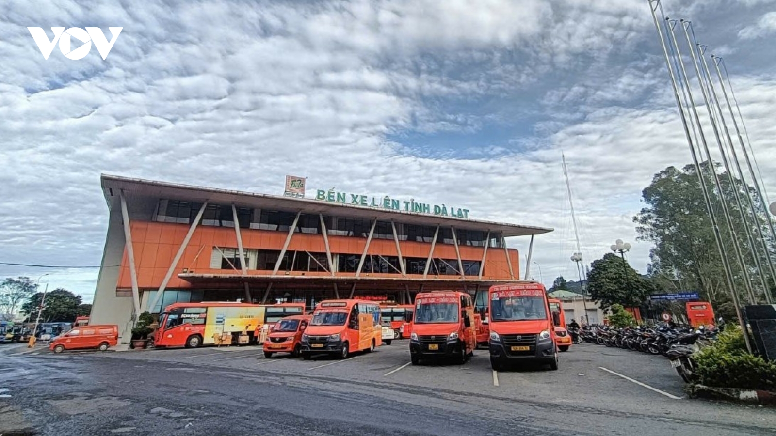 Đà Lạt chào đón du khách đến "thành phố ngàn hoa" bằng đường bộ