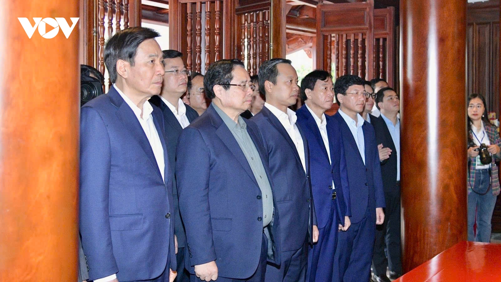 Thủ tướng dâng hương tưởng niệm Bác Hồ và các Anh hùng liệt sĩ tại Điện Biên