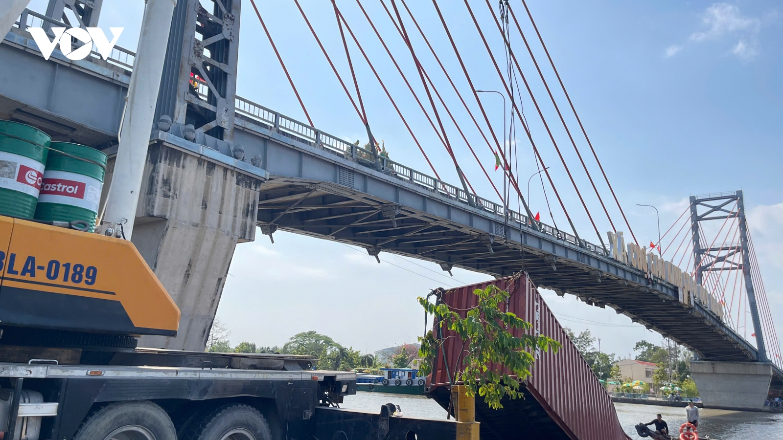 Xử phạt tài công "tàu khủng” vướng đứt dây điện, rơi container xuống kênh Chợ Gạo