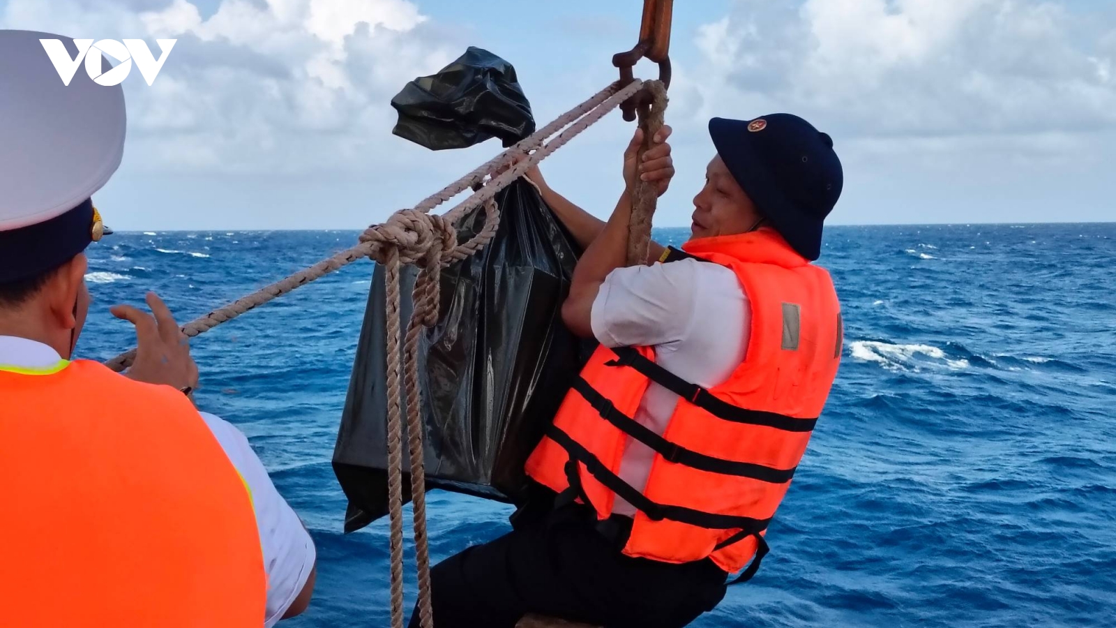 15 ngày vượt sóng, hoàn thành bầu cử sớm trên biển