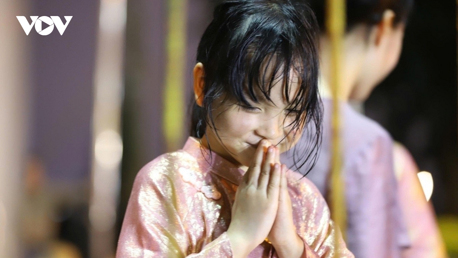 Hàng nghìn người đội mưa trong thời khắc khai ấn Đền Trần