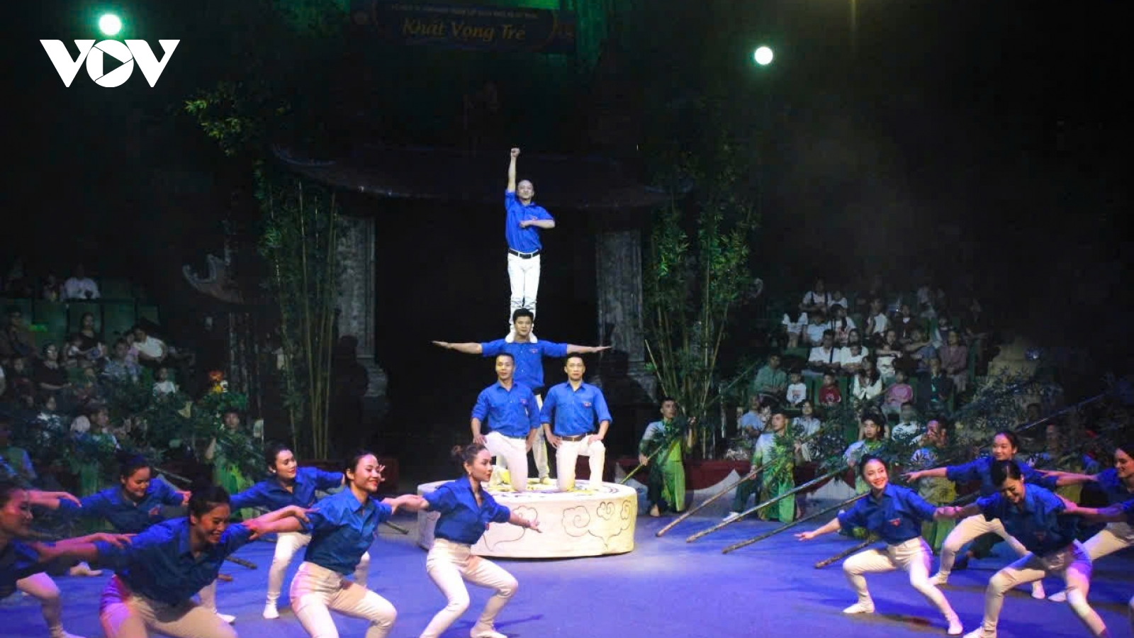 Thanh niên VOV tổ chức xem vở xiếc “Khát vọng Trẻ” chào mừng thành lập Đoàn