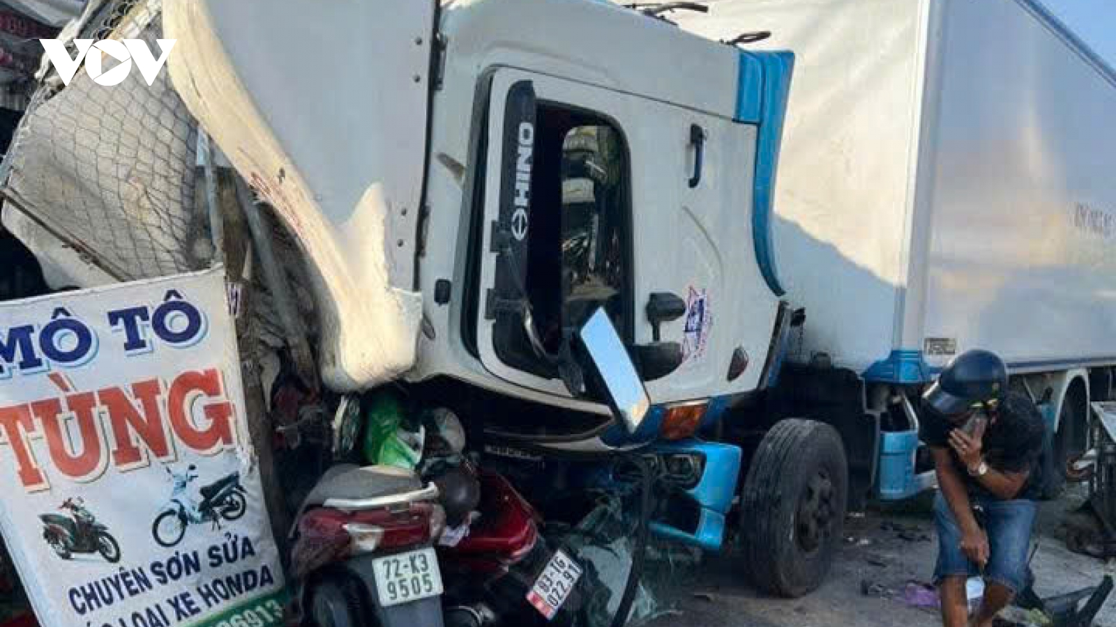 Cà Mau: Xe tải gặp sự cố cabin, gây tai nạn liên hoàn