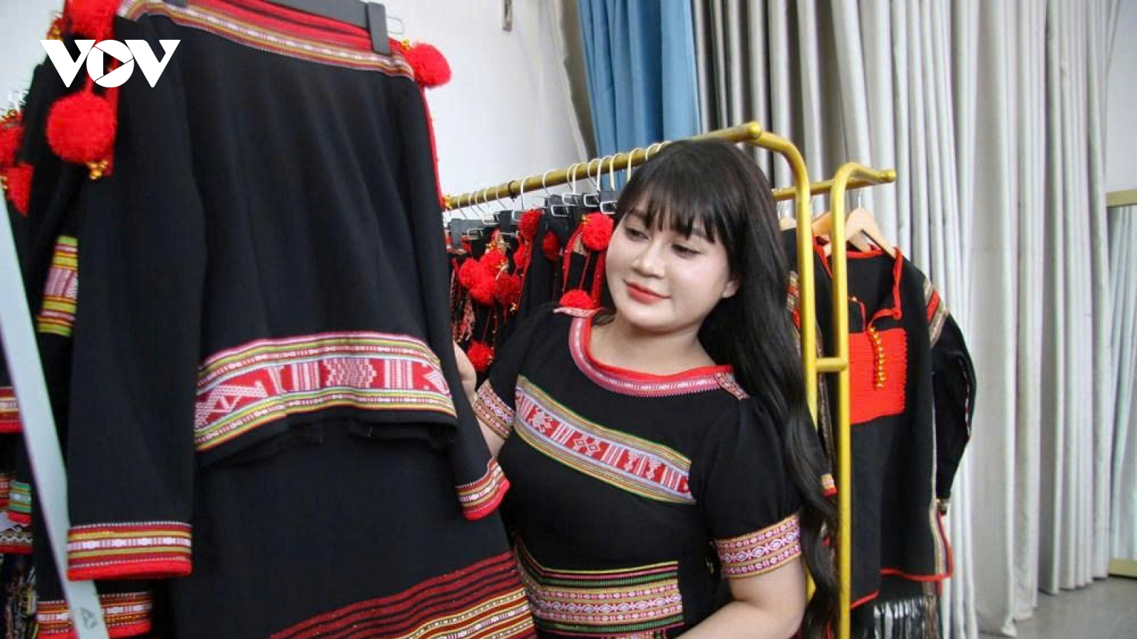 Cô gái Êđê hiện đại hóa thổ cẩm