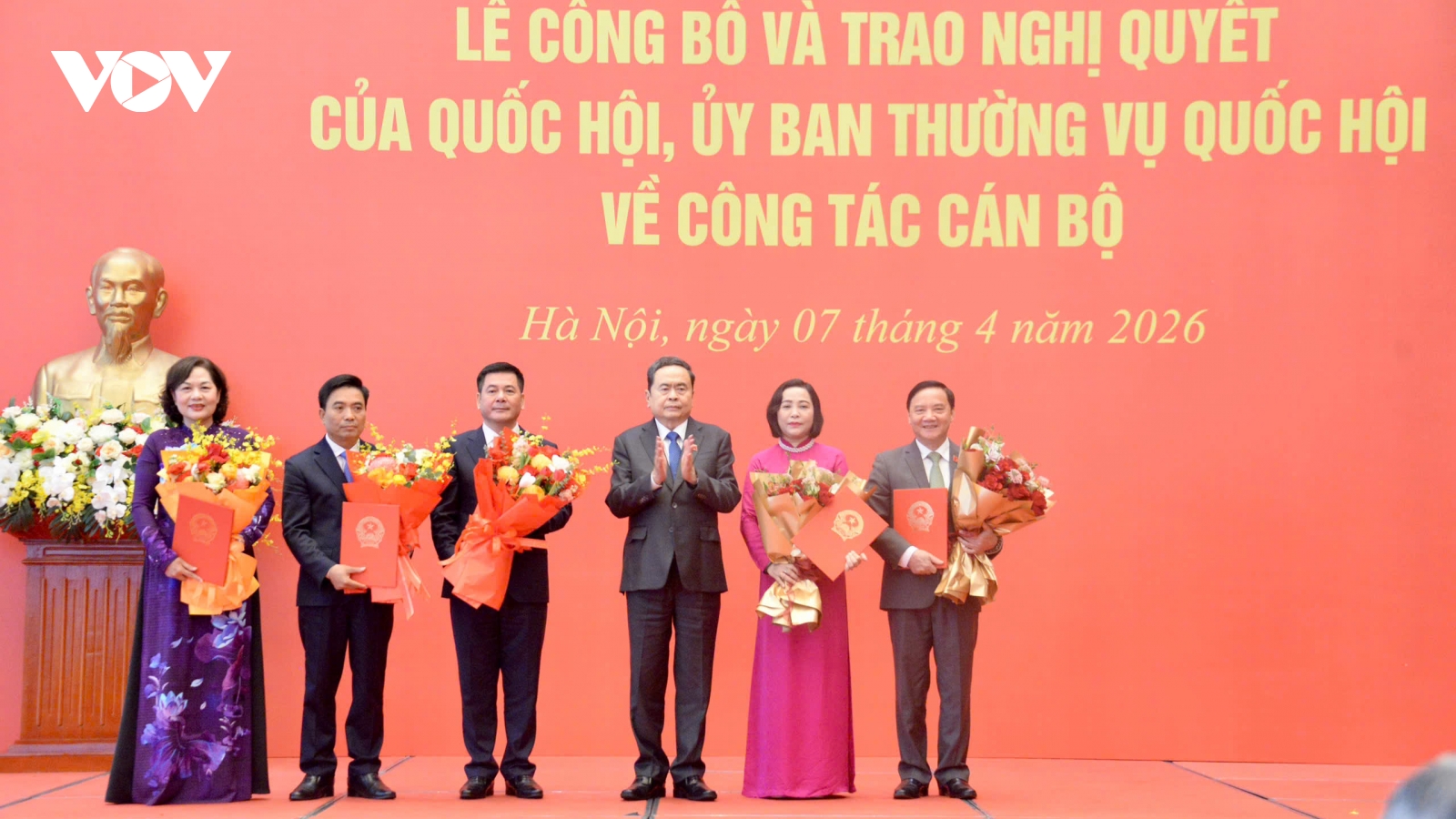 Chủ tịch Quốc hội chủ trì Lễ công bố và trao các Nghị quyết về công tác cán bộ