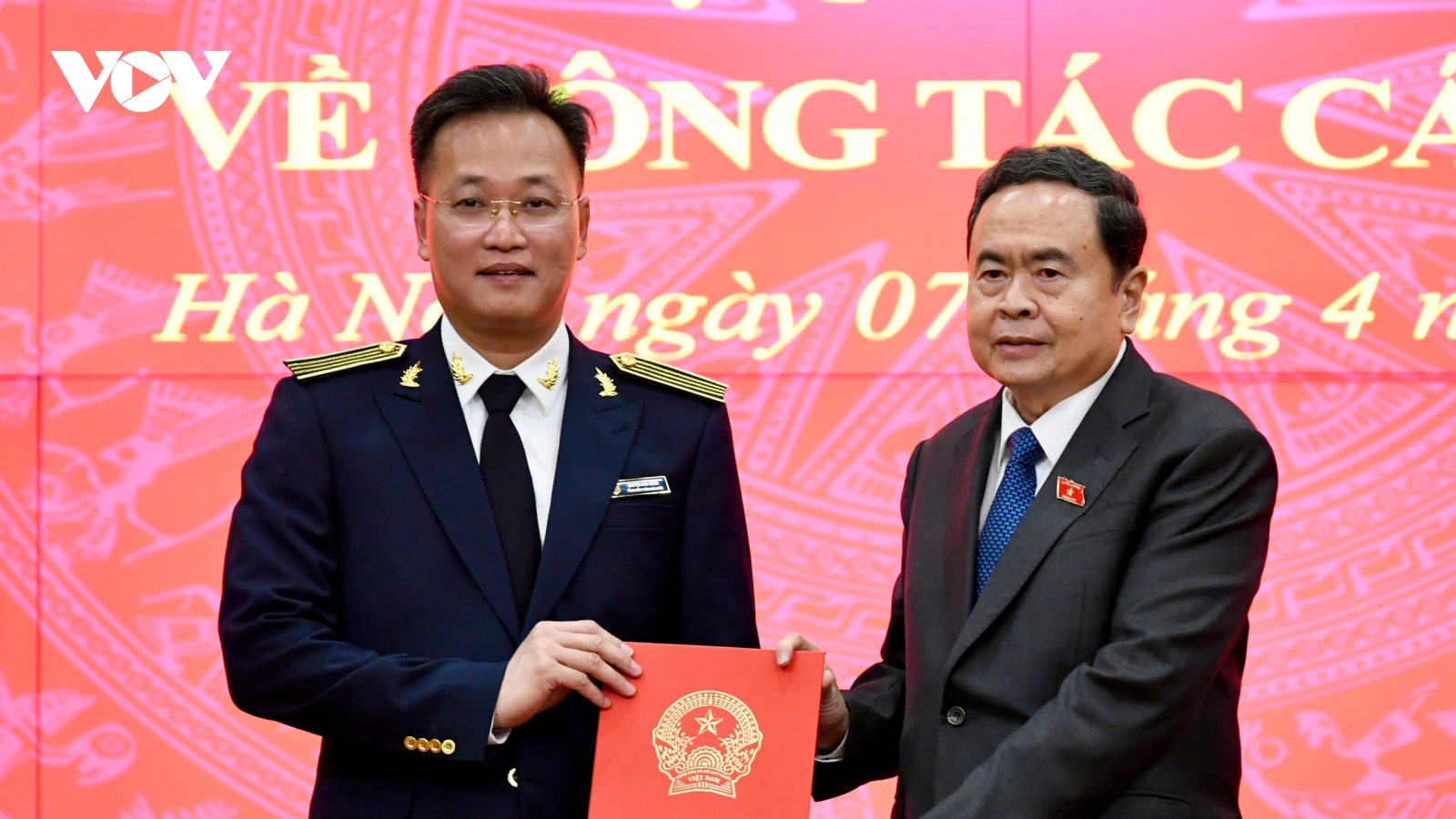 Trao Nghị quyết của Quốc hội bầu ông Nguyễn Hữu Nghĩa giữ chức Tổng Kiểm toán NN