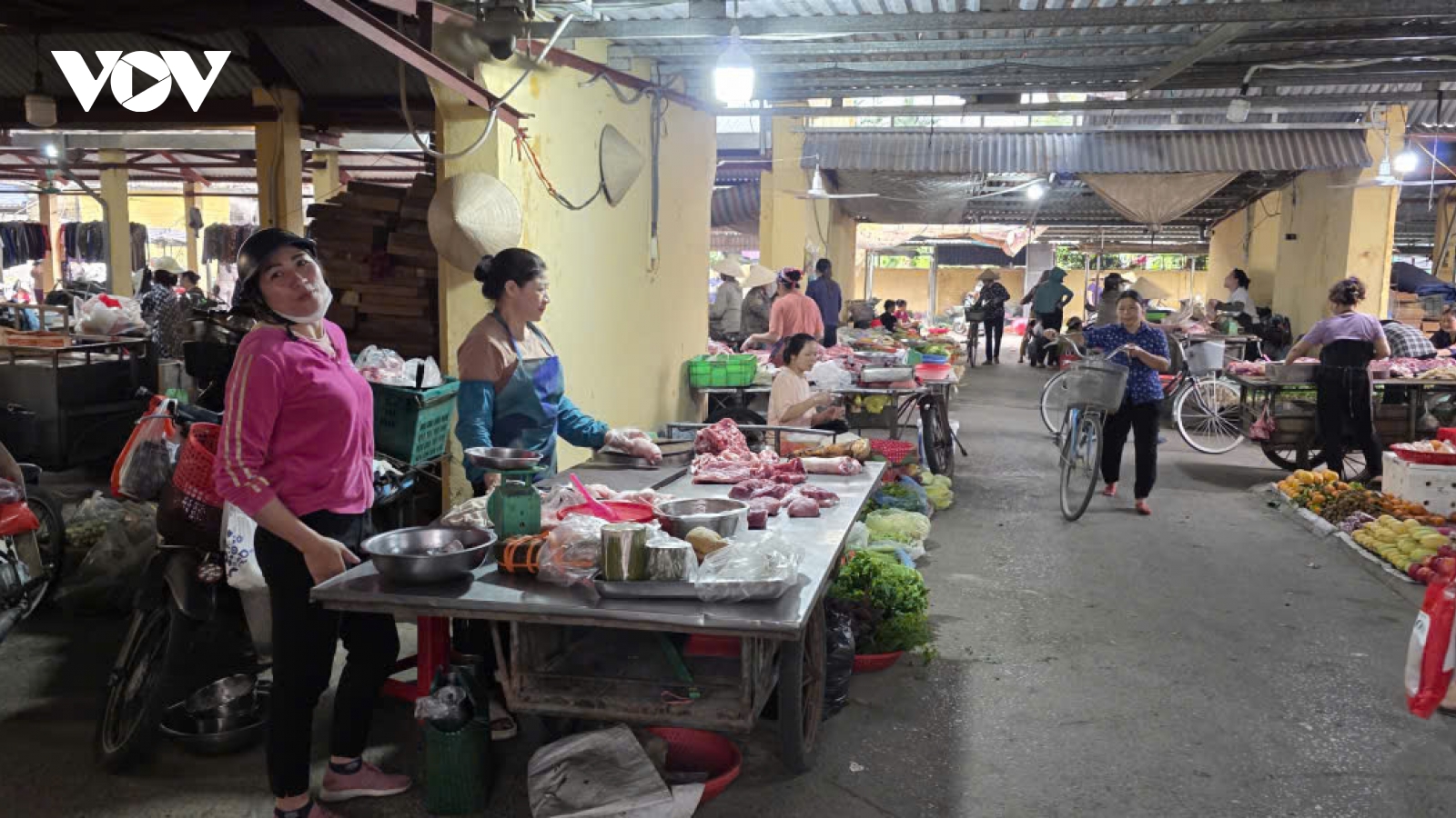 Nhiều mặt hàng tăng giá từ túi nilon trở đi, chợ quê Ninh Bình vắng người mua