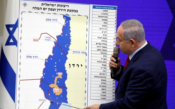 Thủ tướng Netanyahu và bản đồ khu Bờ Tây. Ảnh: Reuters.