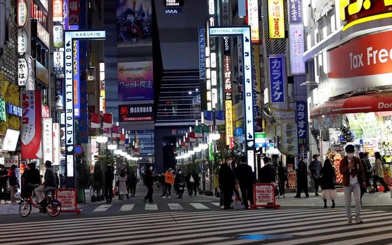 Người bộ hành trên đường phố Tokyo. Ảnh: RFI.