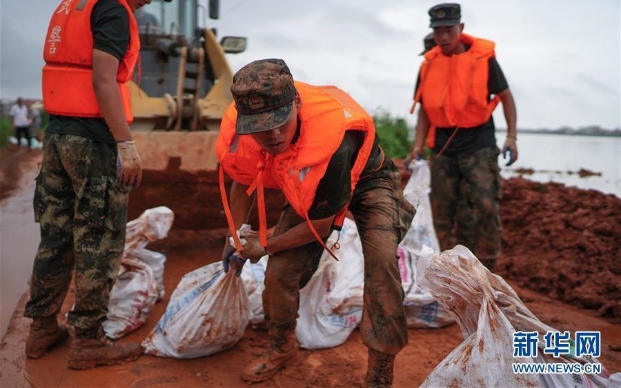 Chống lũ ở Trung Quốc. Ảnh: Tân Hoa xã.