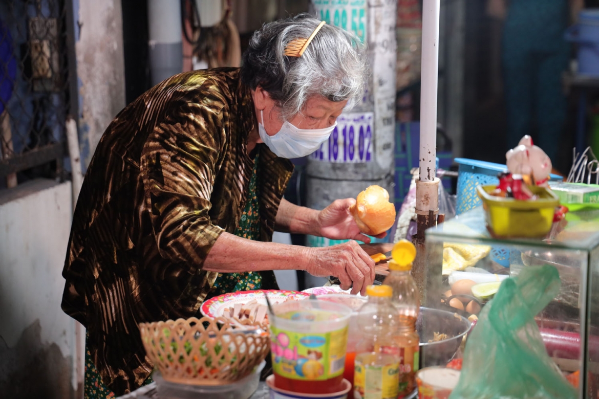 Bà Hai ngày ngày vất vả buôn bán.