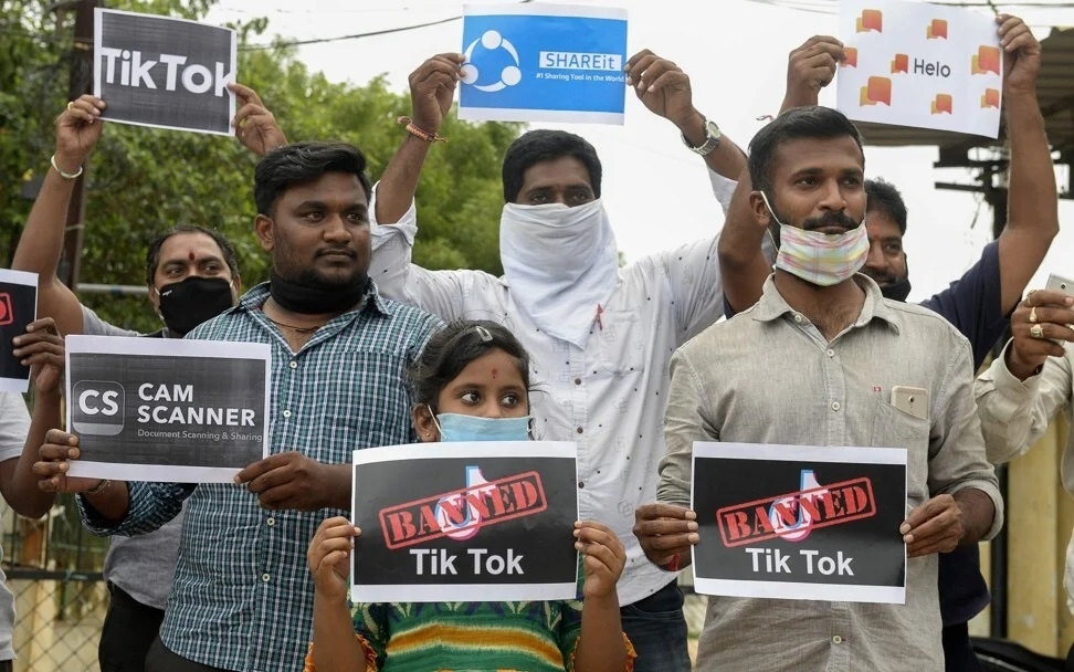 Một nhóm người dân Ấn Độ bày tỏ ủng hộ chính phủ nước này cấm các ứng dụng của Trung Quốc. Ảnh: AFP.