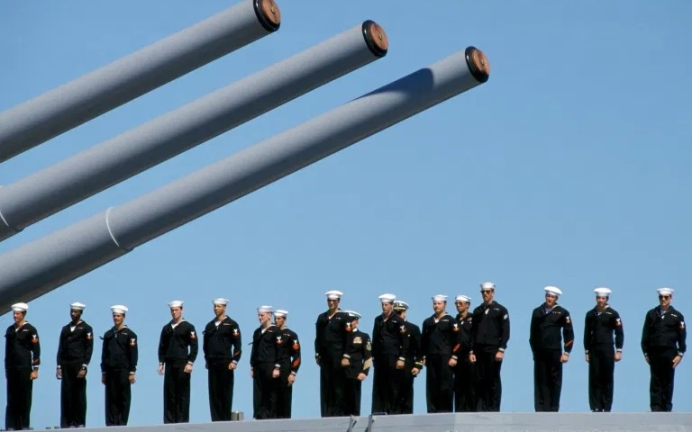 Tàu chiến và thủy thủ thuộc hải quân Australia. Ảnh: AFP. 