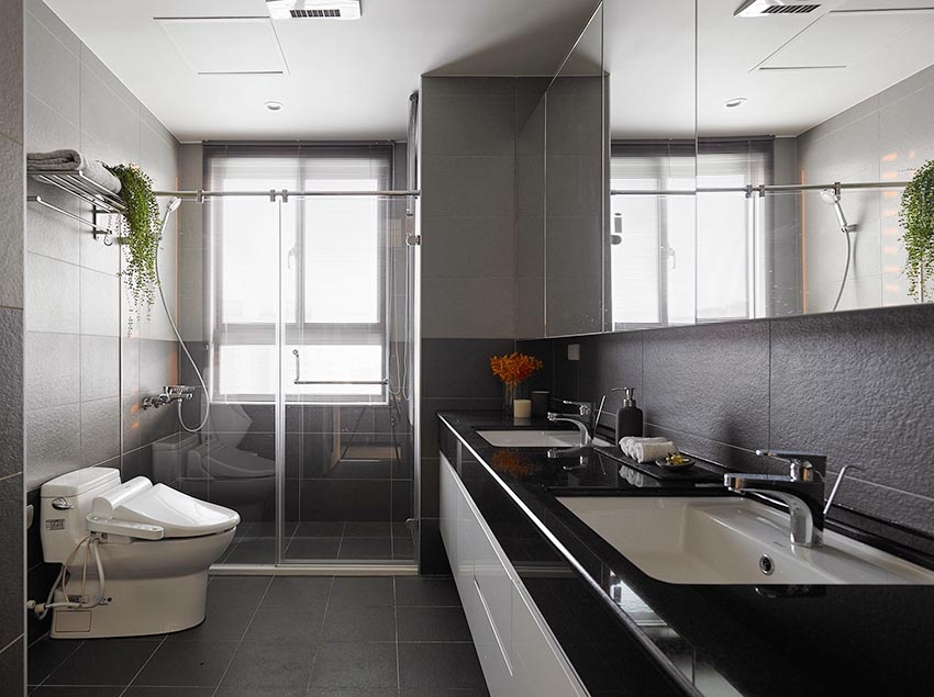 Bồn rửa tay đôi dành cho hai cậu con trai để các bé tự vệ sinh cá nhân vào những lúc vợ chồng bận rộn./.