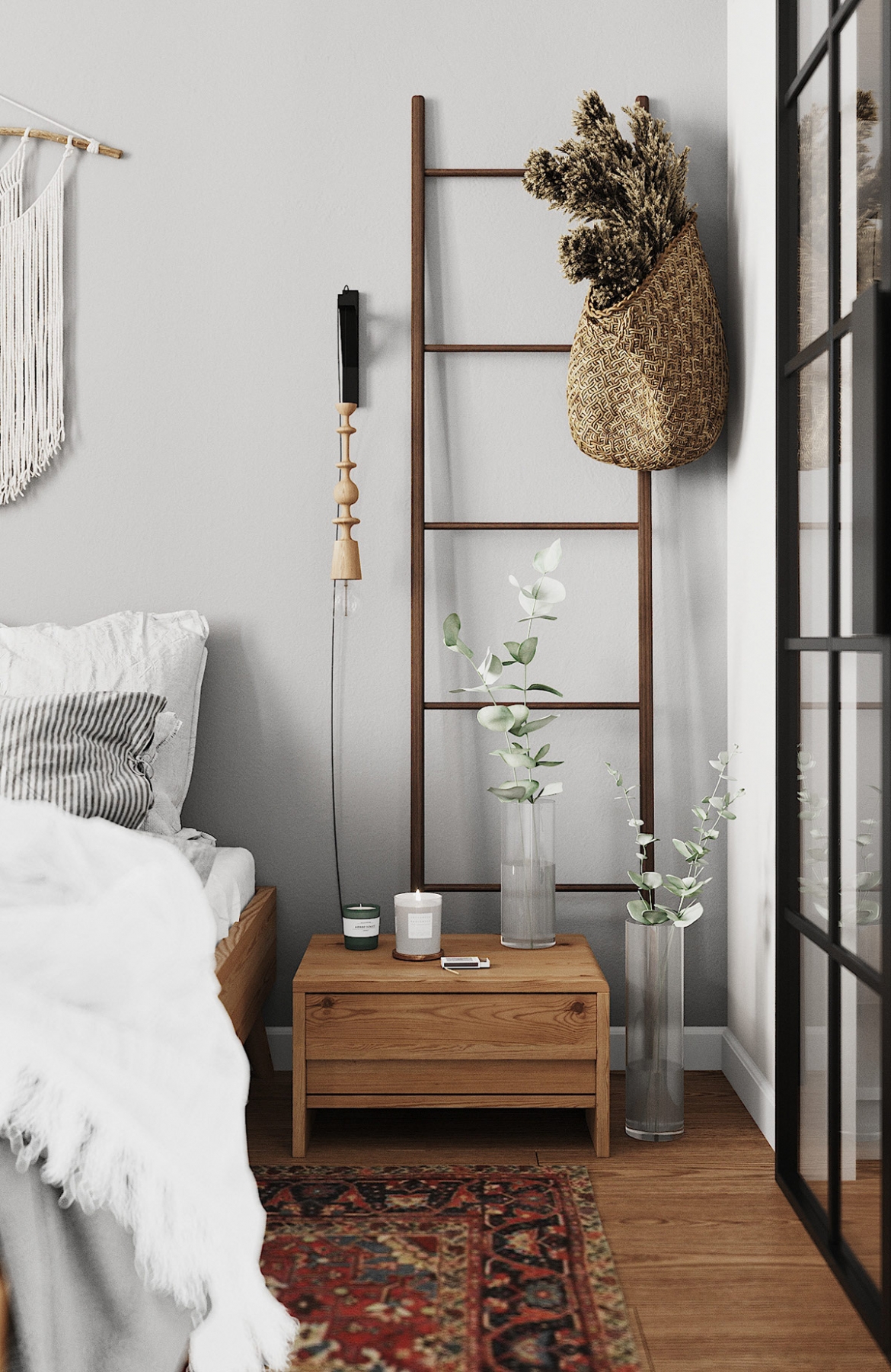 Bộ ba chậu cây treo độc đáo, tạo nên một bối cảnh hấp dẫn đằng sau bộ bàn ghế uống trà.