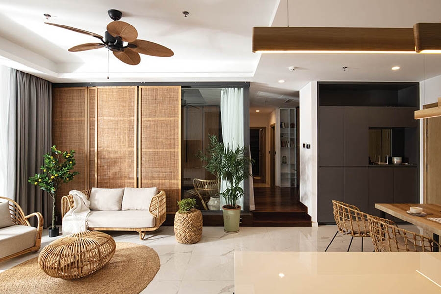 Căn hộ có diện tích 112m2 nằm trên tầng 9 ở quận 2, TP Hồ Chí Minh là tổ ấm của một đôi vợ chồng trẻ và con gái 2 tuổi. Họ muốn không gian ở mang phong cách hiện đại, trẻ trung nhưng vẫn giữ những góc nhà thân thuộc, mộc mạc thông qua việc sử dụng vật liệu, chất liệu có nguồn gốc từ thiên nhiên và thân thiện với môi trường.
