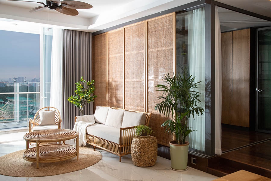 Từ mong muốn đó, kiến trúc sư đã đưa ra ý tưởng dùng đồ nội thất từ mây tre và các chế phẩm từ thực vật, cây cối. Điểm nhấn đầu tiên là bộ bàn ghế ở phòng khách được làm từ chất liệu mây – tre; chiếc đôn cũng cùng chất liệu. Tấm thảm sàn được làm bằng cói và vách cửa phía sau ngăn với phòng ngủ là chất liệu vải bố từ cây đay.