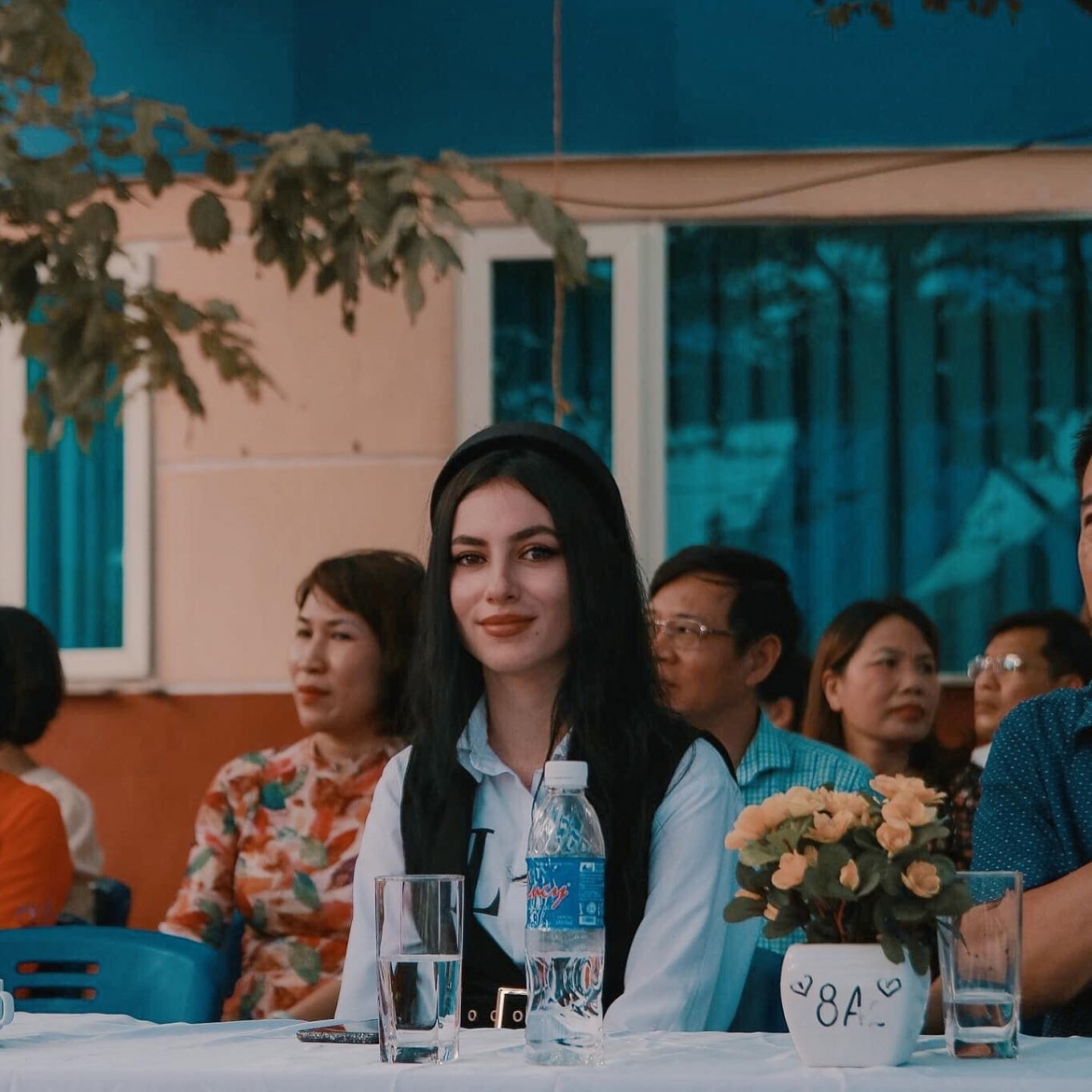 Mới đây, hình ảnh cô giáo Tây xinh đẹp trong ngày khai giảng tại trường THCS - THPT Hà Thành (Hà Nội) đã gây "sốt" mạng xã hội.