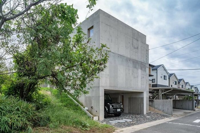 Để dung hoà sự thô ráp của bê tông, kiến truc sư đã sử dụng gỗ sồi màu sáng làm nội thất chủ đạo và trồng rất nhiều cây xanh.