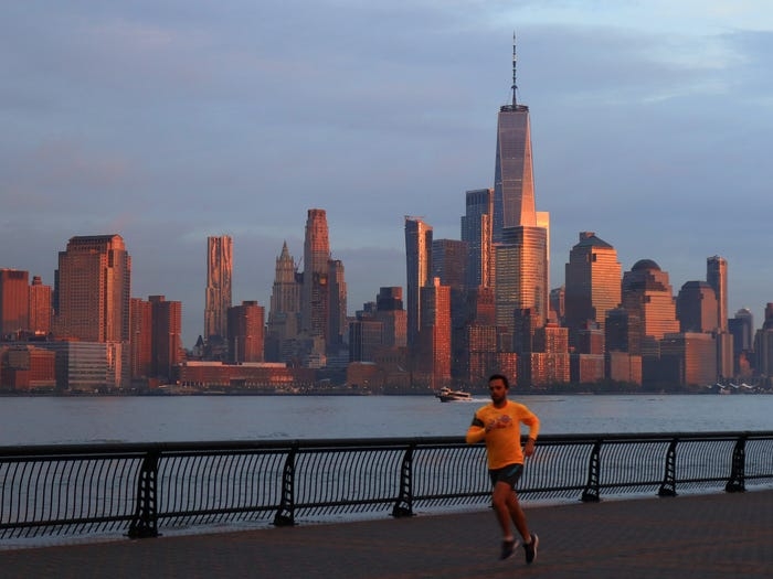 Trung tâm tài chính One World tại New York. One World tại New York (Trung tâm thương mại Một Thế giới), cũng được biết đến với cái tên Freedom Tower (Tháp Tự Do) nằm ở Manhattan, New York và là tòa nhà chính của 7 Trung tâm thương mại thế giới tọa lạc trên nền Trung tâm thương mại thế giới cũ. Tòa nhà này bắt đầu xây dựng vào ngày 27/4/2006.