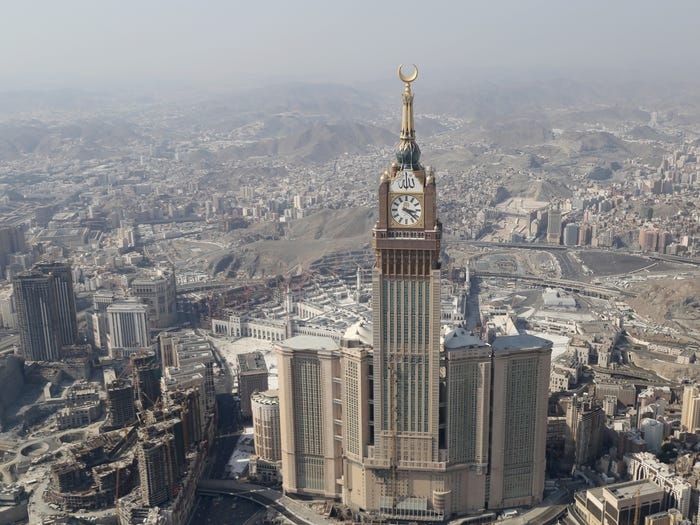 Toà Makkah Royal Clock đặt tại Ả-Rập Xê-Út đứng thứ 3 với chiều cao 591,6m. Makkah Royal Clock có mặt đồng hồ lớn nhất thế giới. Viên ngọc, tại đỉnh chóp và có sàn bằng kính có trung tâm khoa học được sử dụng để nhìn thấy thiên văn và vận hành một lớp nguyên tử.