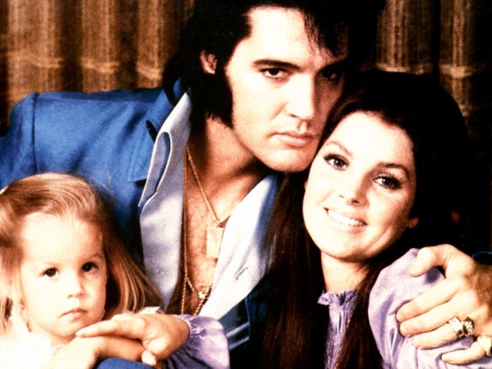 Theo Graceland Auctions, danh ca Elvis Presley mua căn nhà tại địa chỉ 144 Monovale Drive vào tháng 12/1970, ba năm trước khi anh và vợ-Priscilla, ly hôn. Sau đó, Priscilla sống tại nhà với con gái Lisa-Marie cho đến khi ngôi nhà được bán vào tháng 7 năm 1975.