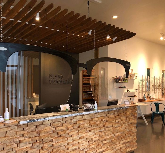Quầy bar của một cửa hàng với thiết kế độc đáo, mô phỏng hình chiếc kính.