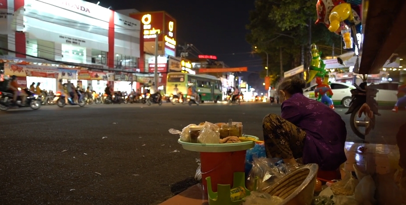 Cụ Điền mưu sinh bên mâm bánh tráng trộn.