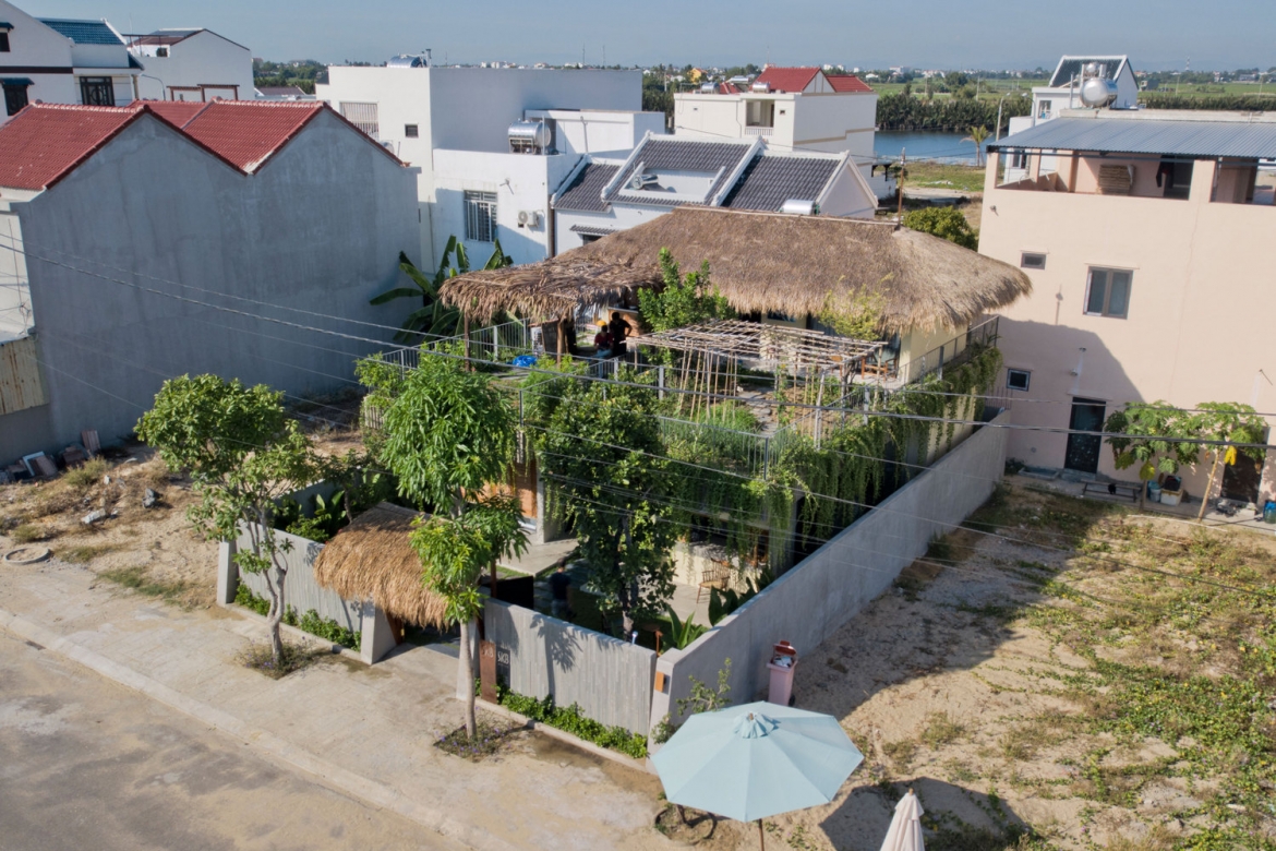 Kiểu mái thái lợp bằng cỏ tranh, một trong những loại cỏ rất phổ biến tại các vùng ven biển nước ta.