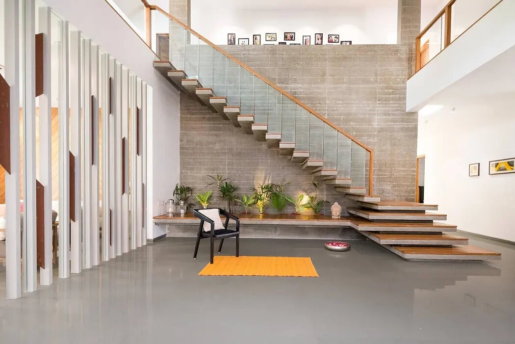 Những chậu cây xinh xắn đặt dưới cầu thang, tạo nên sự thú vị cho từng góc nhỏ trong nhà.