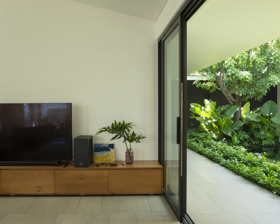 Cửa trượt nhằm tiết kiệm diện tích, trả lại không gian thoáng đãng để các thành viên có thể chơi đùa cùng nhau.