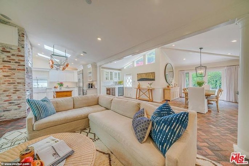 Được biết, nữ ca sĩ đã mua lại căn hộ của rocker Tom Petty ở Encino, California với giá 4,9 triệu USD.