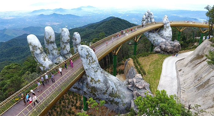 Cầu Vàng Đà Nẵng cũng lọt vào danh sách những thiết kế thú vị của trang Bored Panda./.